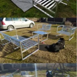 Aluminiowe meble ogrodowe: narożnik, stolik, krzesła. Surowy metal, spawane konstrukcje, nowoczesny design. Montaż na trawie, widok z różnych perspektyw.