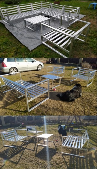 Aluminiowe meble ogrodowe: narożnik, stolik, krzesła. Surowy metal, spawane konstrukcje, nowoczesny design. Montaż na trawie, widok z różnych perspektyw.