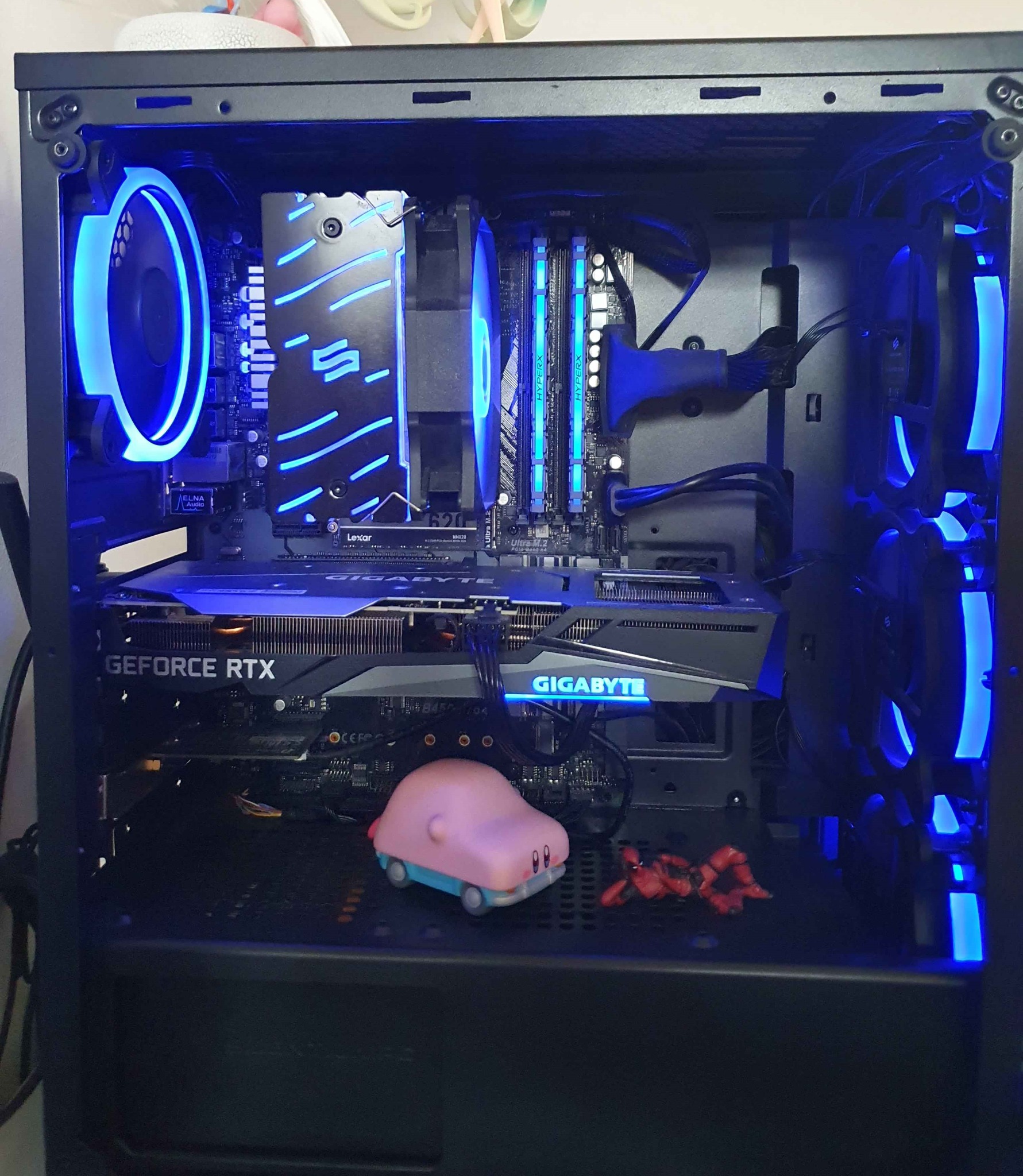 Wnętrze komputera stacjonarnego z podświetleniem LED, karta graficzna GeForce RTX i elementami dekoracyjnymi. Usługi IT w Poznaniu.