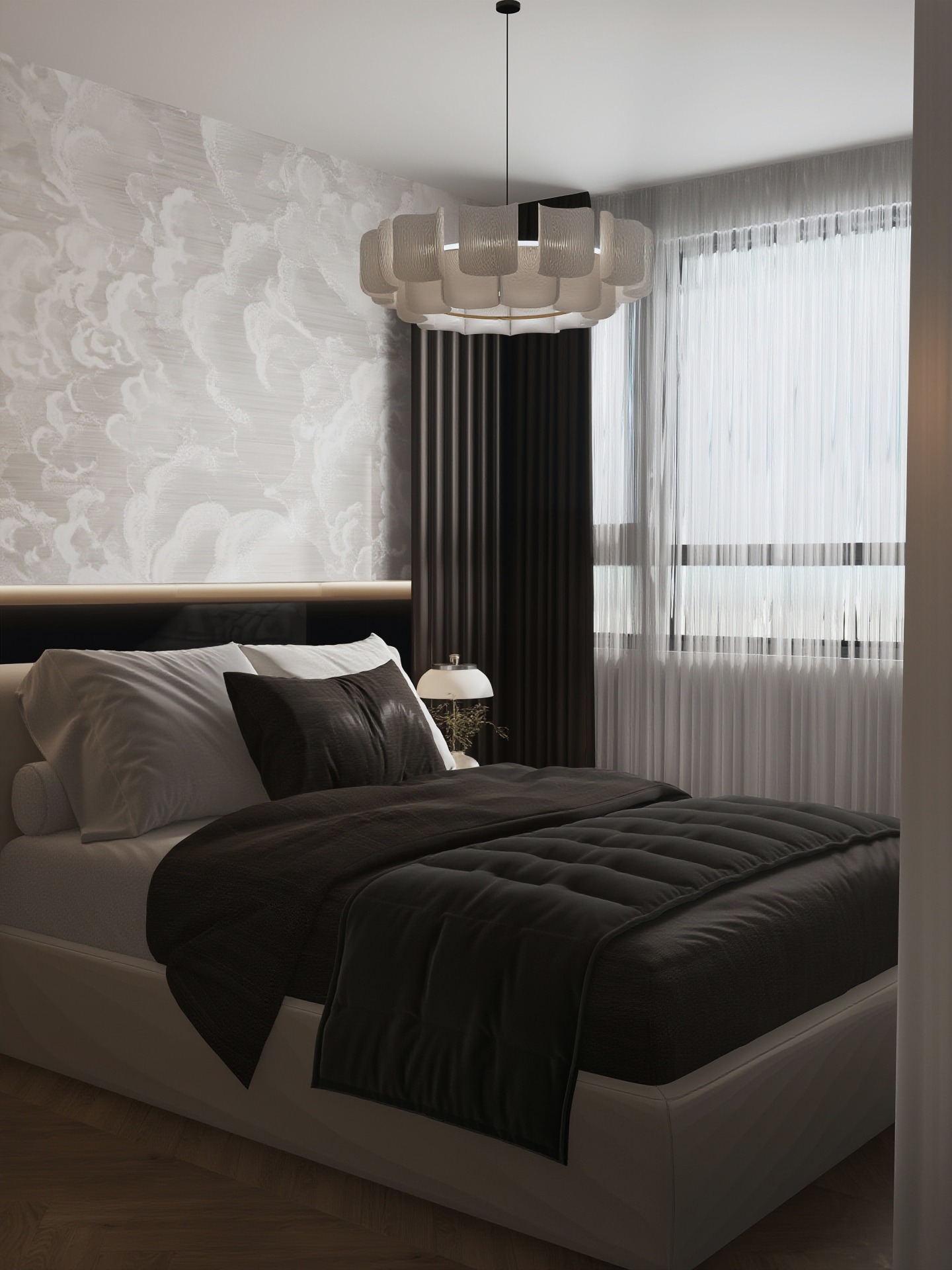 Elegancka sypialnia z wzorzystą tapetą, designerską lampą i tekstyliami w odcieniach bieli i grafitu. Widok na okno z delikatnymi firanami i ciemnymi zasłonami.