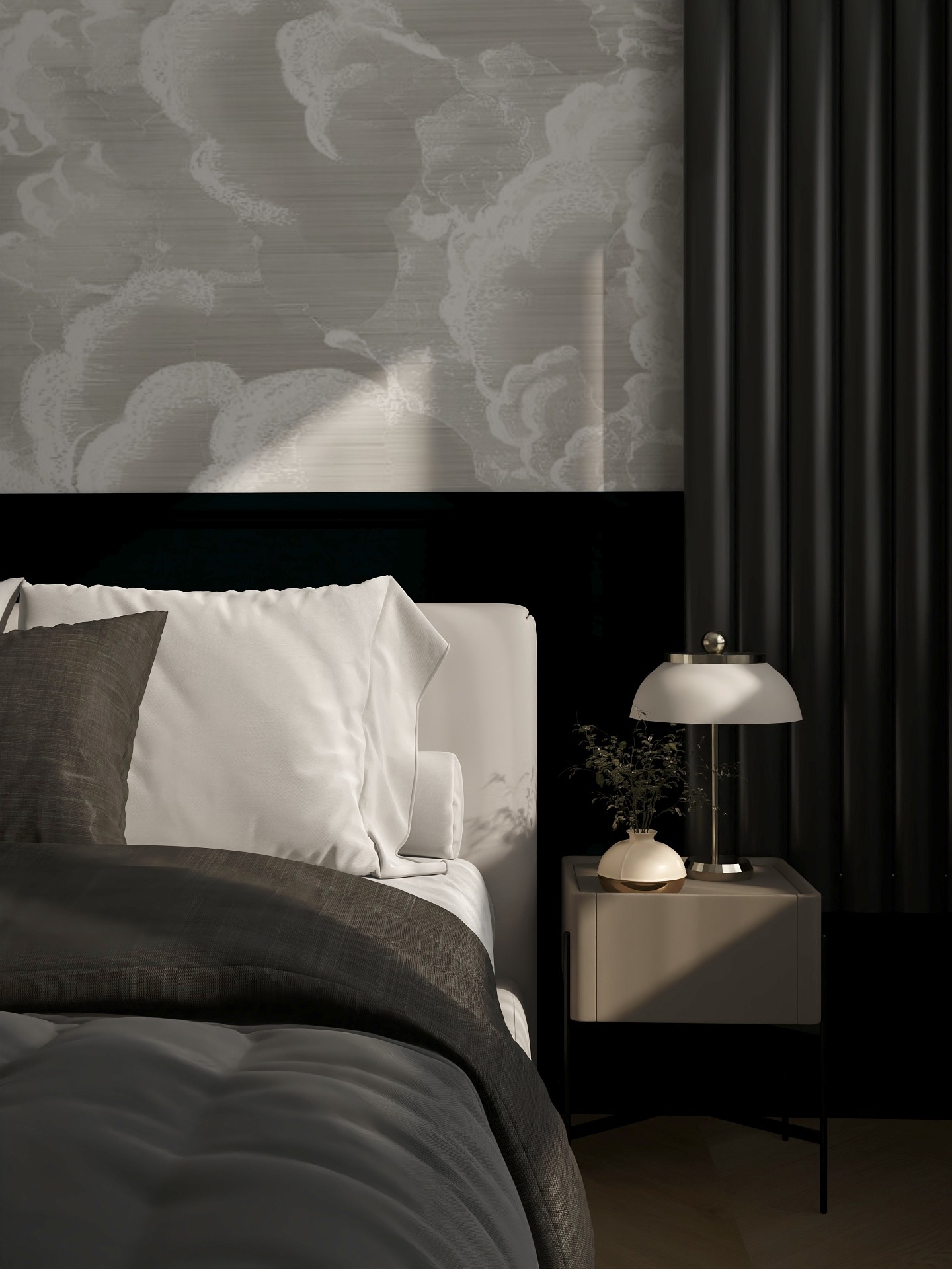 Elegancka sypialnia: łóżko z szarą narzutą i poduszkami, stolik nocny z lampką i wazonem, ściana z tapetą w chmury i zasłony. Subtelne oświetlenie.
