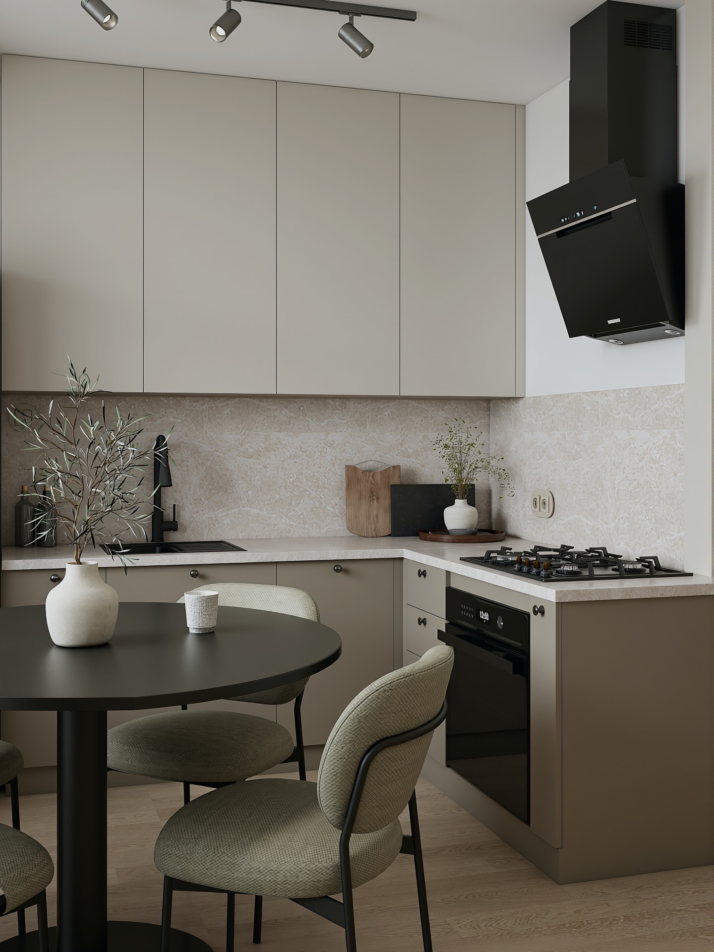 Stylowa kuchnia w odcieniach beżu i szarości z okrągłym stołem i zielonymi krzesłami. Minimalistyczny design z czarnym okapem i płytą gazową.