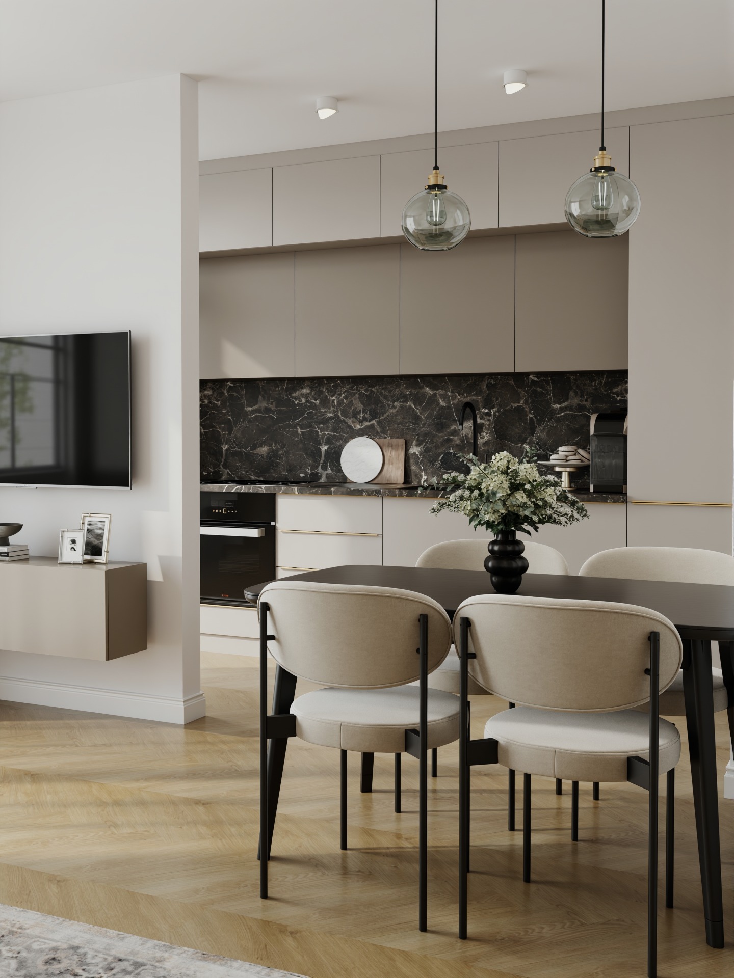 Nowoczesna aranżacja wnętrza: stół z krzesłami na tle kuchni z marmurowym blatem i beżowymi szafkami. Nad stołem wiszą szklane lampy, a w tle widoczny telewizor.