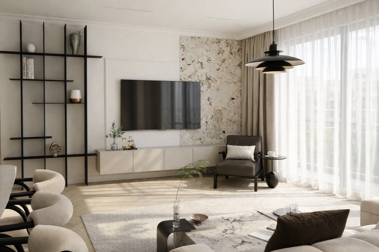 Elegancki salon z telewizorem na ścianie z marmurowym akcentem, minimalistyczną półką i designerskim oświetleniem. Jasne wnętrze z beżowymi meblami i dużym oknem.