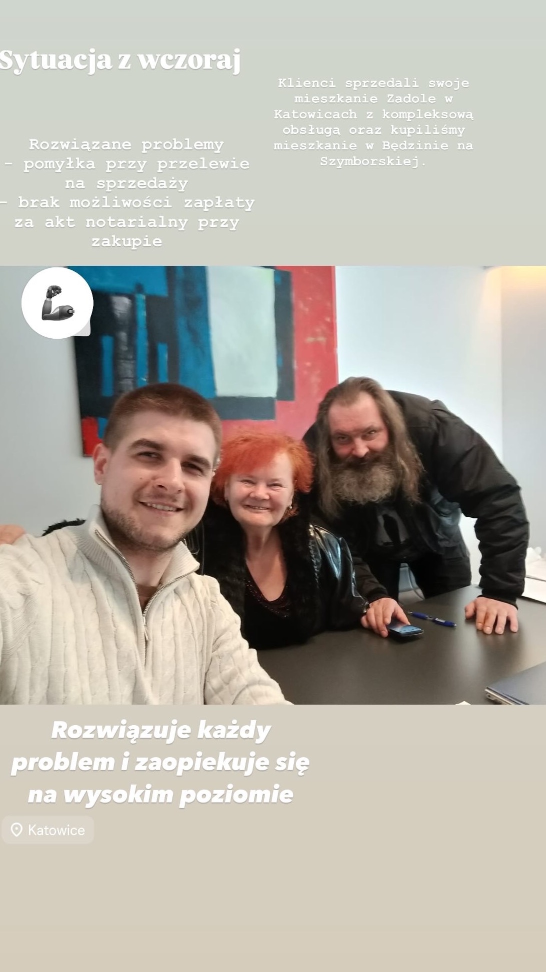 Zespół agencji nieruchomości świętuje sukces sprzedaży i zakupu mieszkań, uśmiechnięci po rozwiązaniu problemów z przelewem i płatnością notarialną w Katowicach i Będzinie.