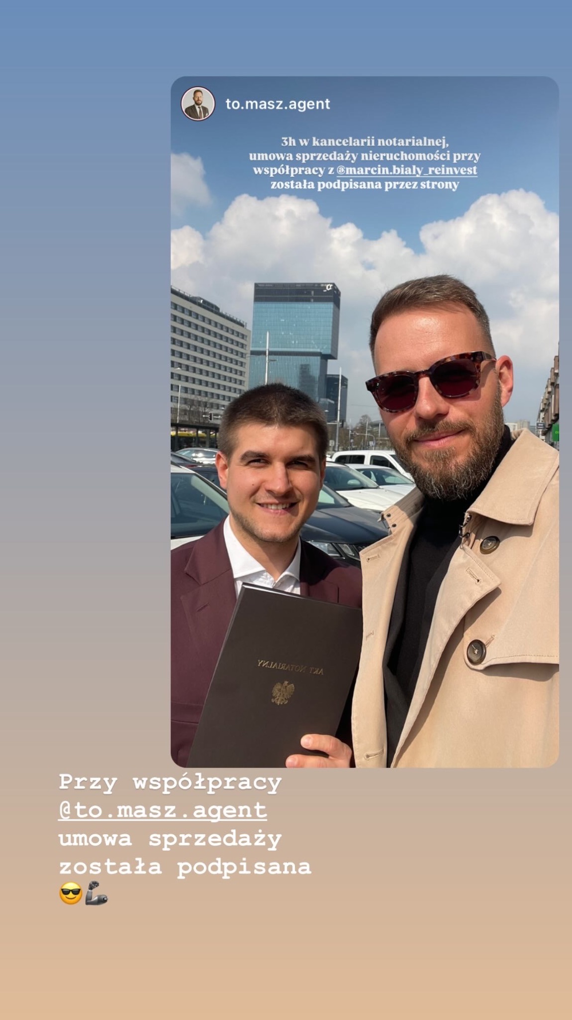 Uśmiechnięci mężczyźni po podpisaniu umowy sprzedaży nieruchomości. Jeden trzyma Akt Notarialny. W tle budynki miejskie i samochody.