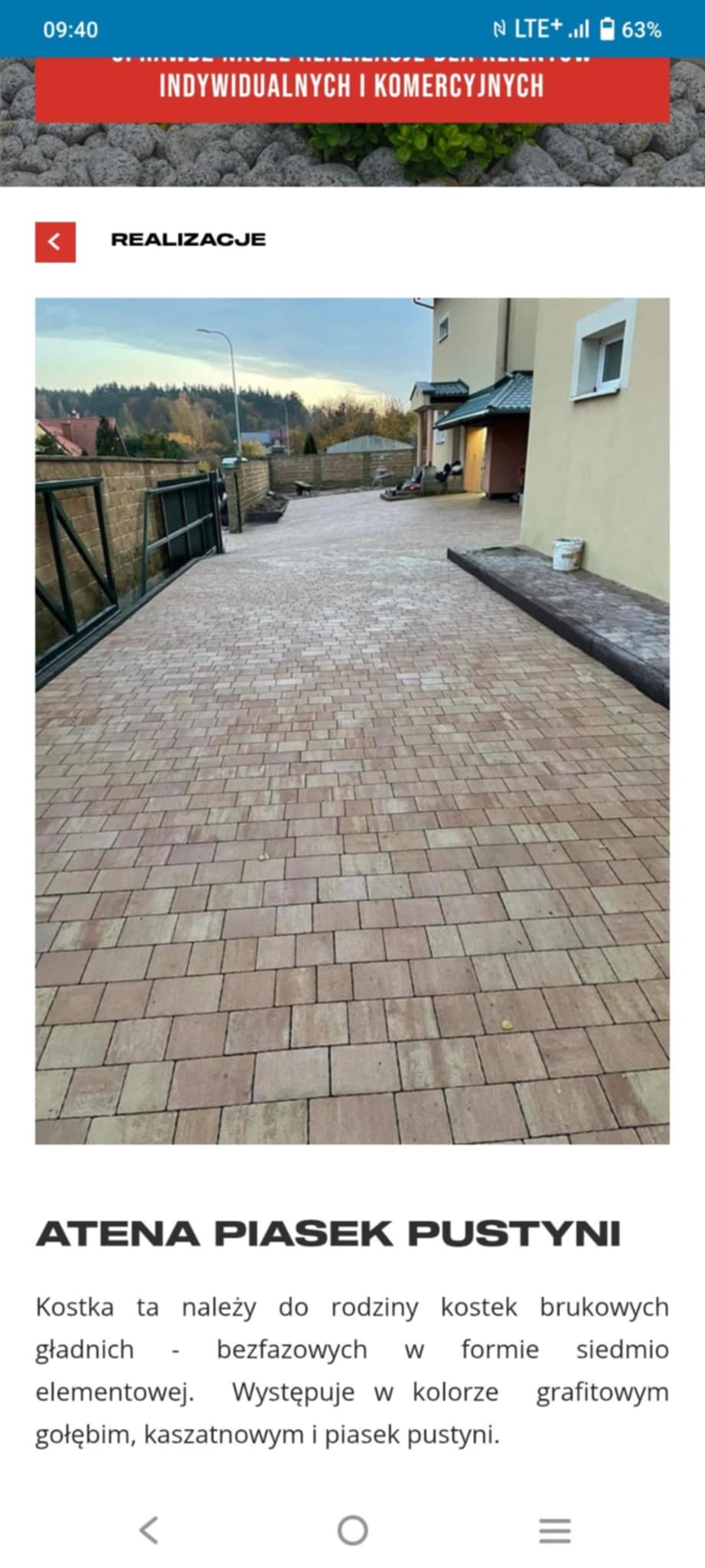 Ułożona kostka brukowa w odcieniach piasku pustyni, prowadząca do domu z jasną elewacją. Widoczny fragment bramy i ogrodzenia. Realizacja.