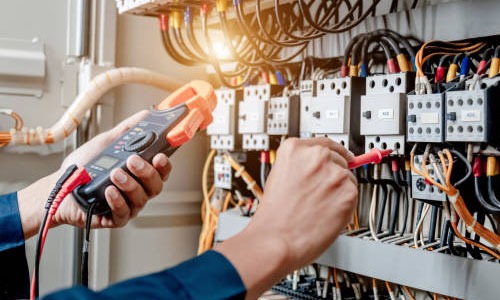 Elektryk z 15 letnim doświadczeniem