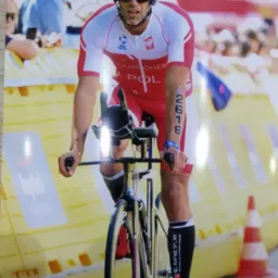 Triatlonista w stroju reprezentacji Polski, z numerem 2616 na ramieniu, na rowerze podczas zawod&oacute;w Europe Triathlon Multisport Championships Menen Flanders 2023.