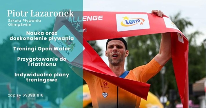 Triathlonista przecinający linię mety, trzymający nad głową czerwoną wstęgę z logo Lotto, widoczny napis 'Challenge Gdansk Triathlon'