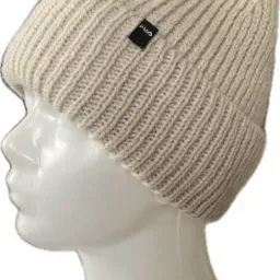 Beżowa wełniana czapka z podwinięciem i czarną metką marki, prezentowana na białym manekinie z profilu.