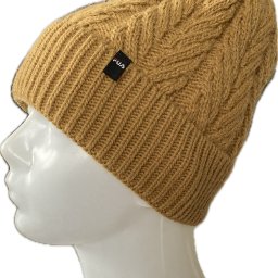 PPHU FUS - Złota, dziergana czapka z warkoczowym wzorem i czarną metką z logo, prezentowana na białym manekinie.