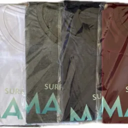 Rząd zapakowanych, kolorowych t-shirt&oacute;w z nadrukiem 'Surf Mama Malibu CA' w przezroczystych foliowych opakowaniach.