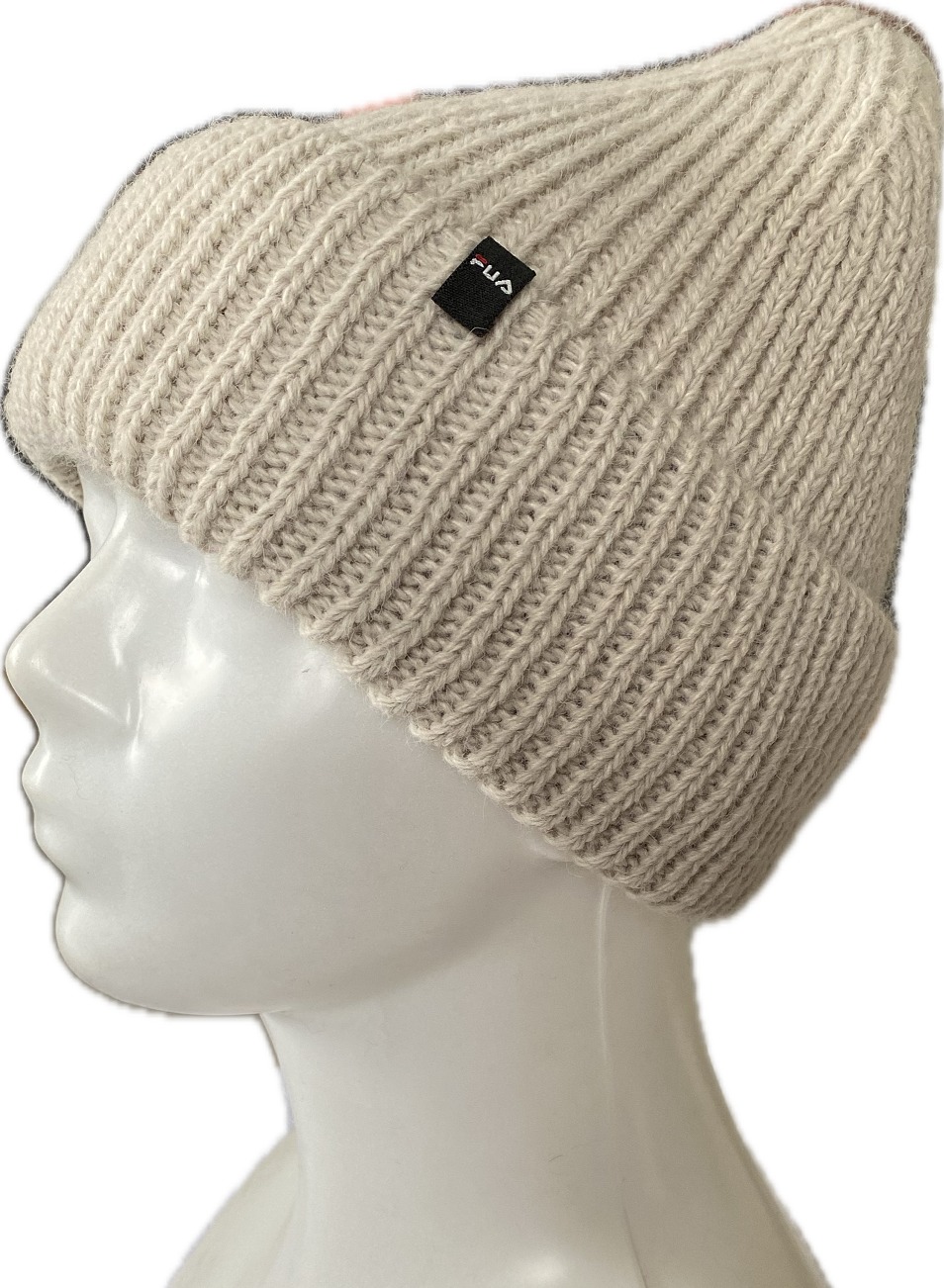 Beżowa wełniana czapka z podwinięciem i czarną metką marki, prezentowana na białym manekinie z profilu.