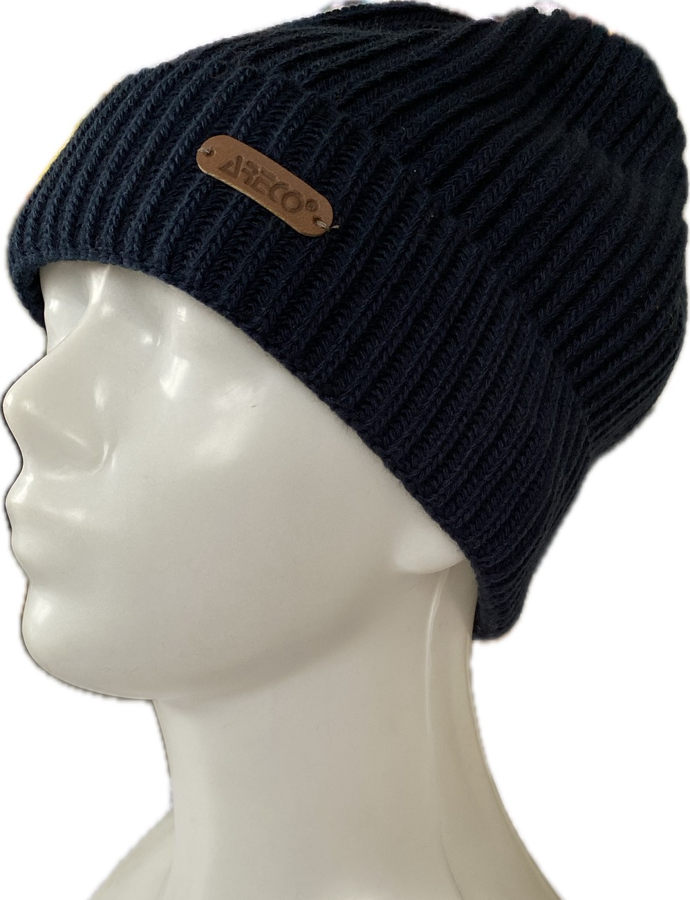 Ciemnoniebieska, prążkowana czapka typu beanie z brązową, skórzaną naszywką z napisem 'ARECO' na manekinie głowy.