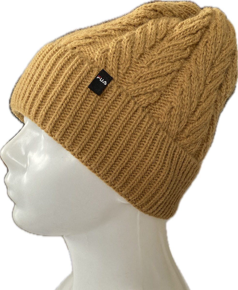 Złota, dziergana czapka z warkoczowym wzorem i czarną metką z logo, prezentowana na białym manekinie.