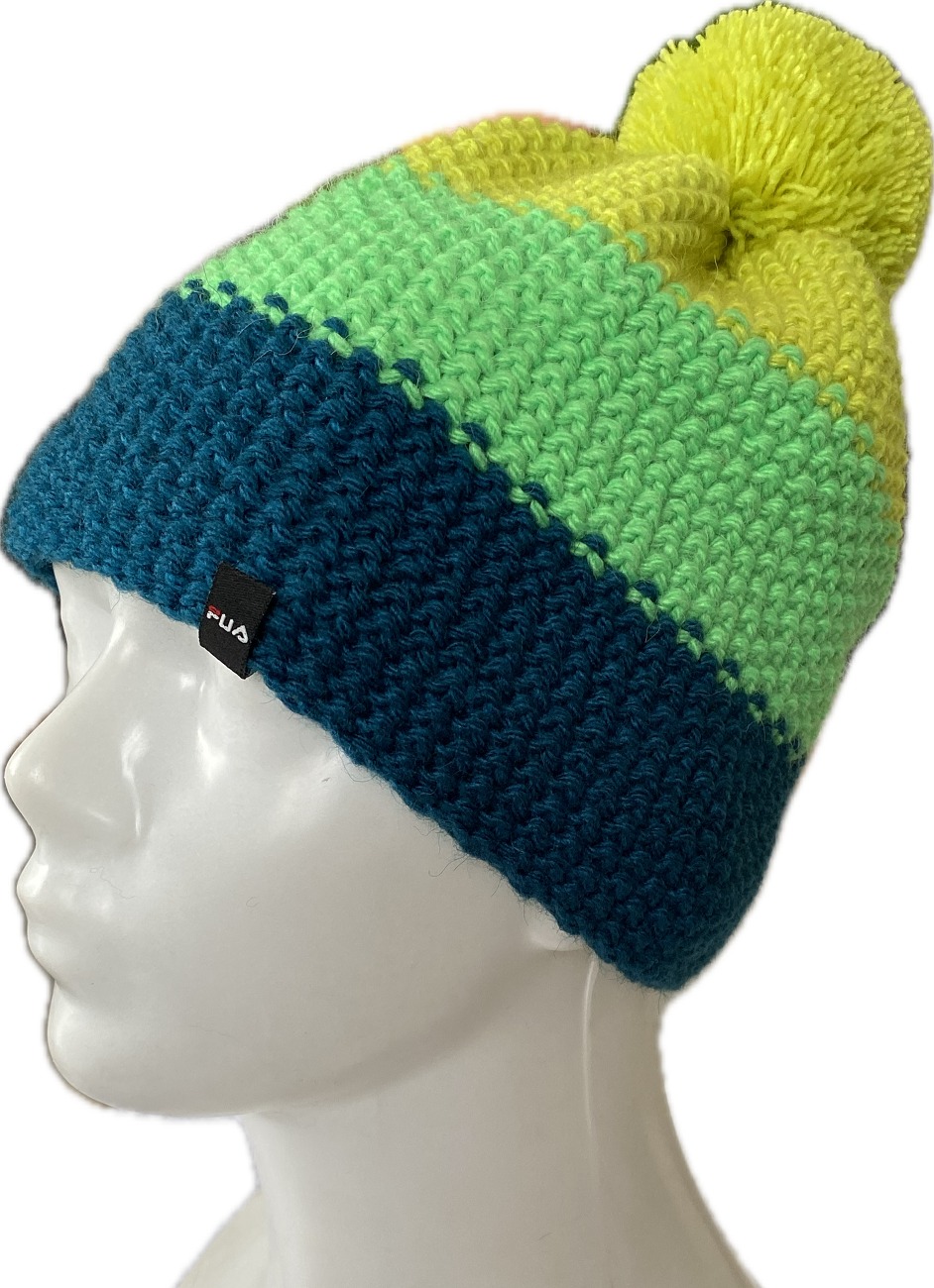 Czapka zimowa w paski (turkusowy, zielony, żółty) z pomponem, prezentowana na białym manekinie, z widoczną metką z logo.