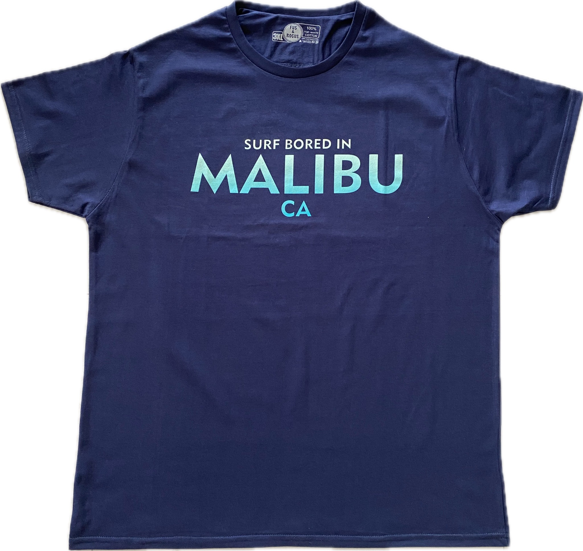 Granatowa koszulka z krótkim rękawem i nadrukiem 'Surf Bored in Malibu CA' w odcieniach niebieskiego i zieleni, widoczna metka z informacją o składzie materiału.