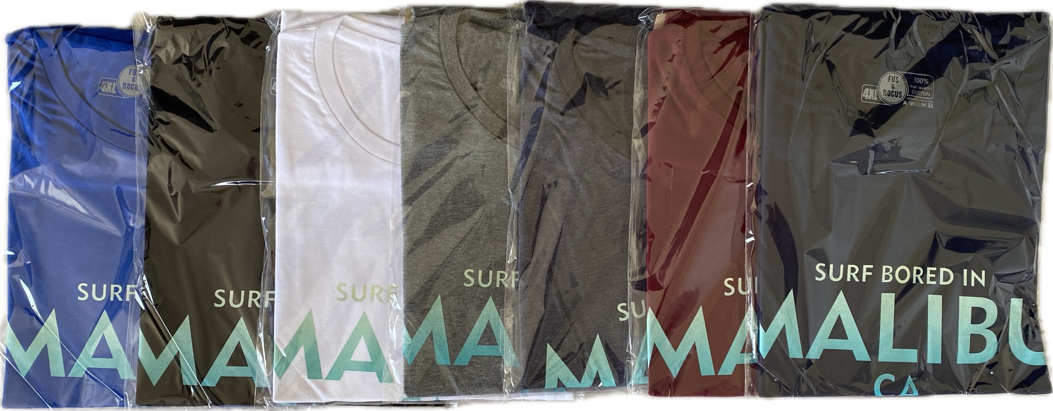 Rząd zapakowanych, kolorowych t-shirtów z nadrukiem 'Surf Mama Malibu CA' w przezroczystych foliowych opakowaniach.