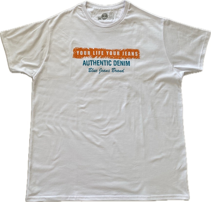 Biała koszulka z krótkim rękawem, z nadrukiem w kolorach pomarańczowym i niebieskim, leżąca płasko na jasnym tle.