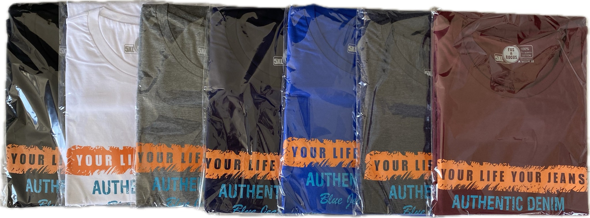 Rząd zapakowanych koszulek w różnych kolorach (czarny, biały, szary, granatowy, niebieski, grafitowy, bordowy) z nadrukiem 'YOUR LIFE YOUR JEANS AUTHENTIC DENIM' i logo '5XL'.