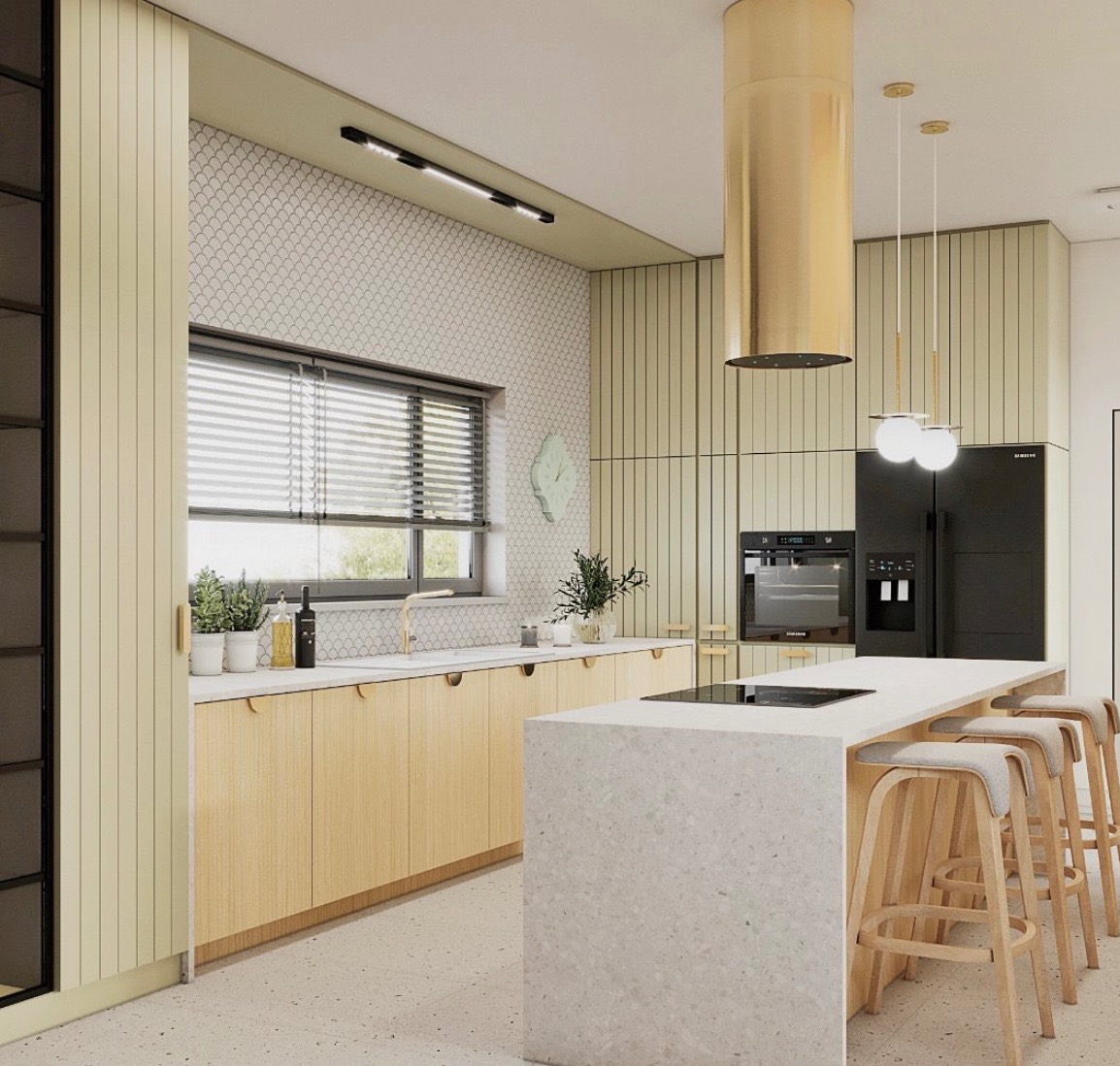 Jasna kuchnia z wyspą, drewnianymi szafkami z okrągłymi uchwytami, złotym okapem cylindrycznym i czarną lodówką Samsung.