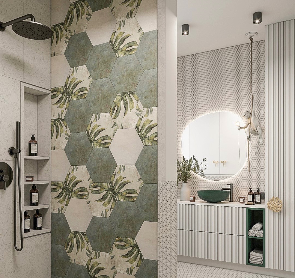 Nowoczesna łazienka z heksagonalnymi płytkami z motywem liści, okrągłym lustrem z podświetleniem, umywalką w kolorze butelkowej zieleni i dekoracyjną figurką małpki.