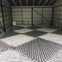 Wykonaie ogrzewania podłogowego w przydomowym warsztacie.