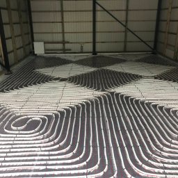 Wykonaie ogrzewania podłogowego w przydomowym warsztacie.