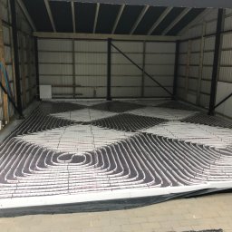 Wykonaie ogrzewania podłogowego w przydomowym warsztacie.