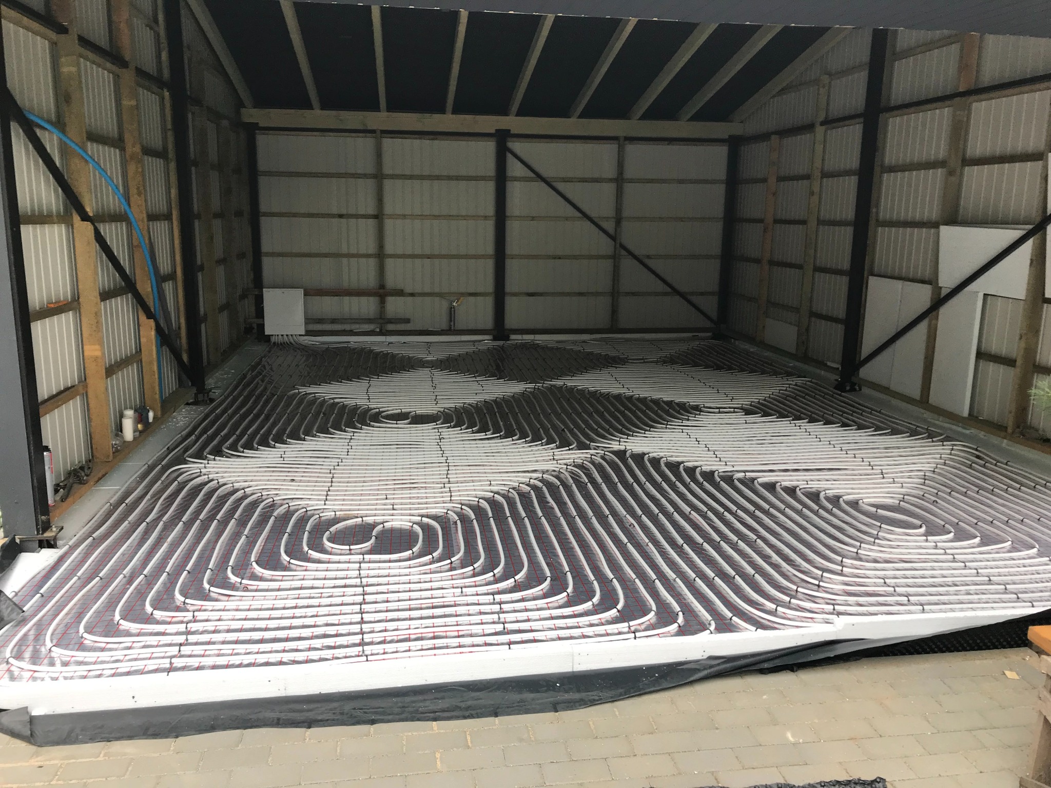 Wykonaie ogrzewania podłogowego w przydomowym warsztacie.