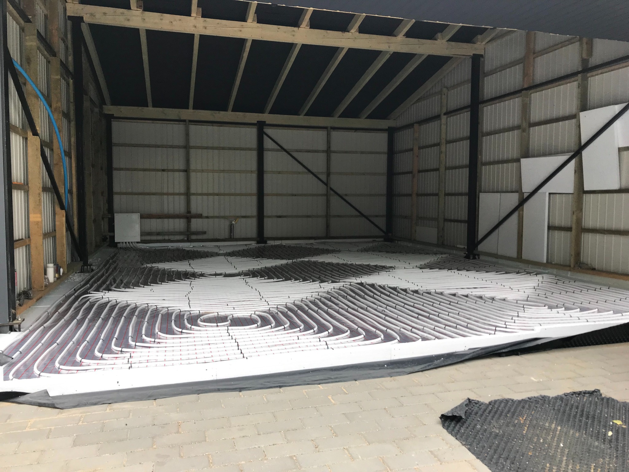 Wykonanie ogrzewania podłogowego w przydomowym warsztacie.