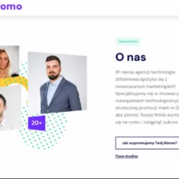 Strona internetowa agencji interaktywnej z sekcją 'O nas', prezentująca zdjęcia zespołu na tle abstrakcyjnych, kolorowych kształt&oacute;w.