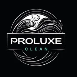 Logo firmy sprzątającej Proluxe Clean, z motywem stylizowanych fal i czcionką bezszeryfową na czarnym tle.