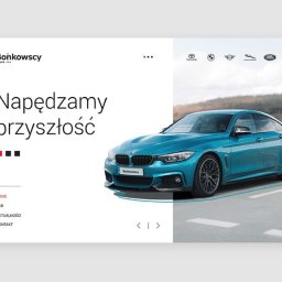 WEBYJUICE SPÓŁKA Z OGRANICZONĄ ODPOWIEDZIALNOŚCIĄ - Projekt strony internetowej z turkusowym samochodem BMW na parkingu, logo różnych marek samochodów w prawym górnym rogu, minimalistyczny design.