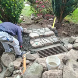 W trakcie realizacji murka z kamienia polnego.