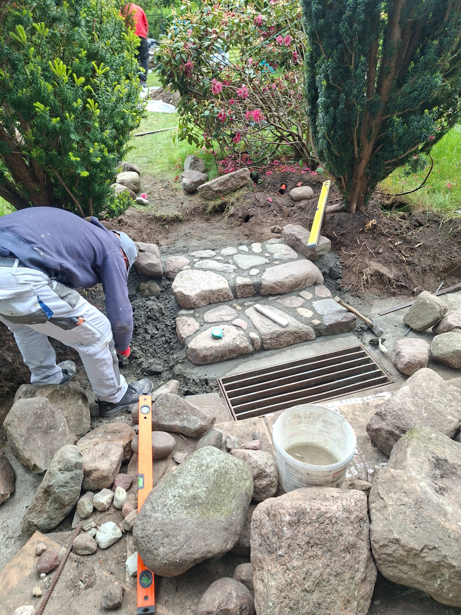 W trakcie realizacji murka z kamienia polnego.