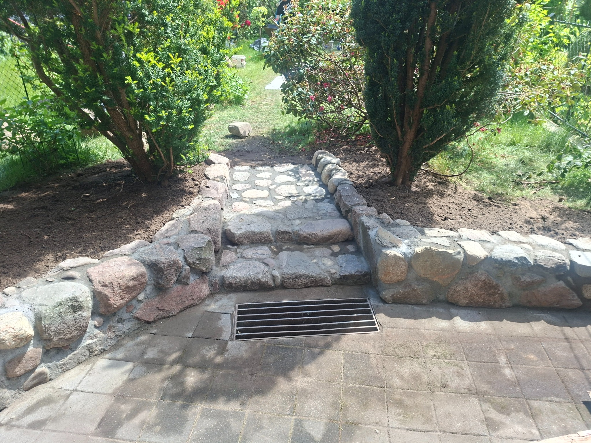 Gotowa realizacja murka z kamienia polnego.