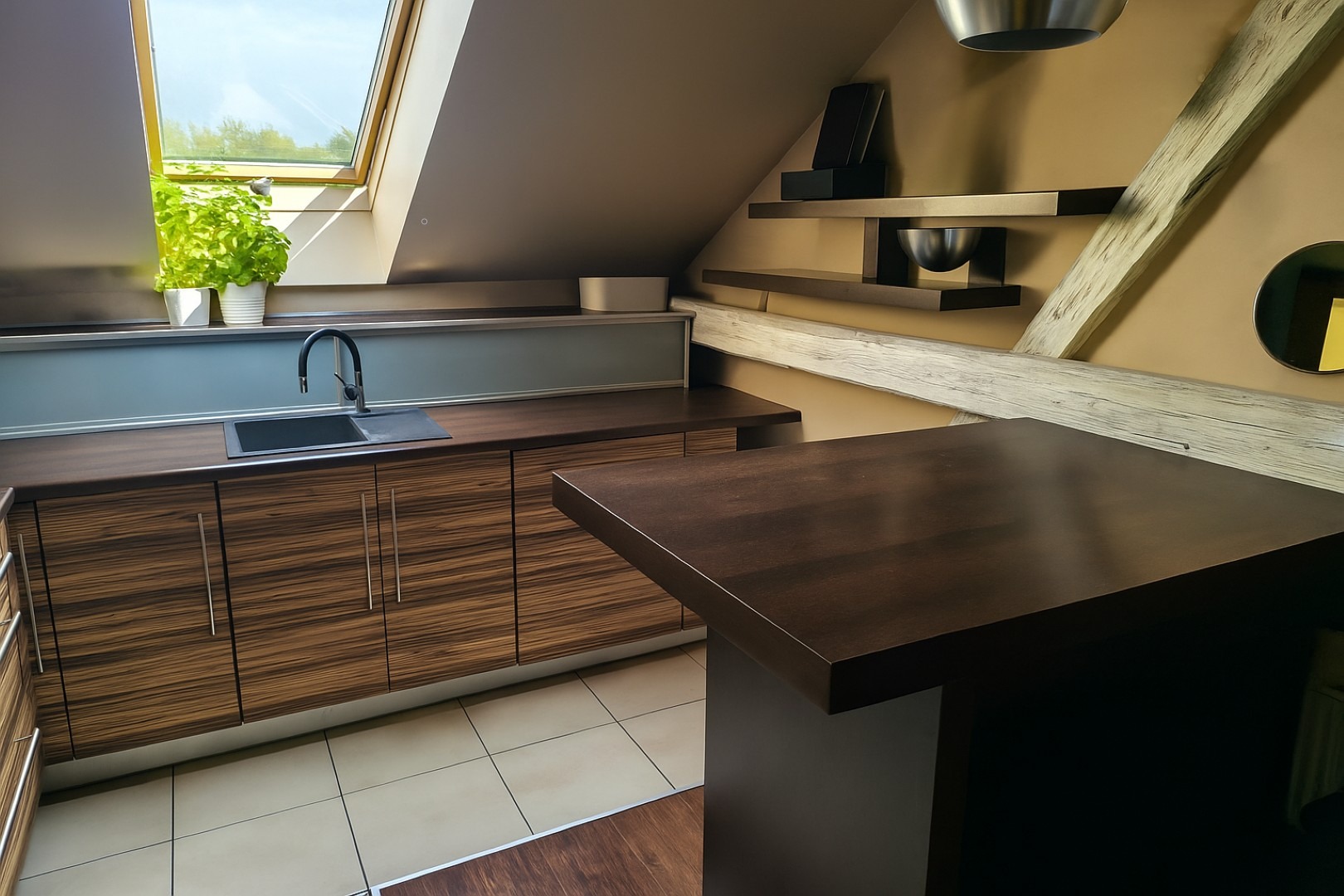 Kuchnia na poddaszu ze skośnym oknem dachowym, ciemnymi drewnianymi frontami szafek i blatem. Minimalistyczne półki i dekoracje. Jasna podłoga z płytek.