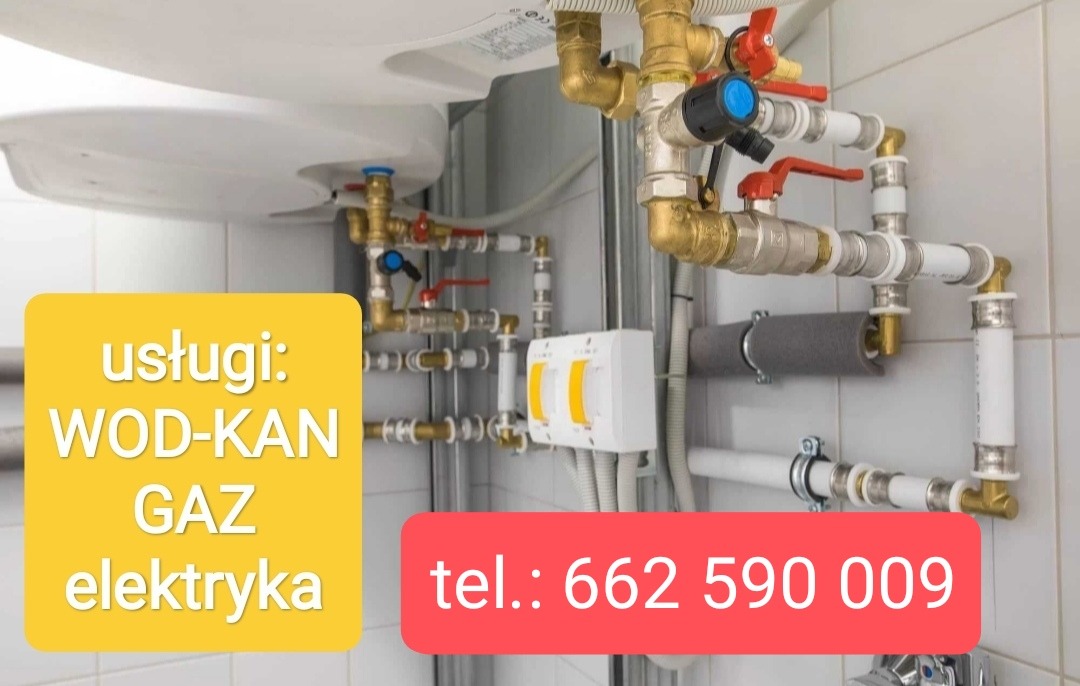Złożona instalacja wodno-kanalizacyjna i gazowa w łazience, z widocznymi rurami miedzianymi i plastikowymi, zaworami oraz fragmentem bojlera. Reklama usług WOD-KAN GAZ elektryka.