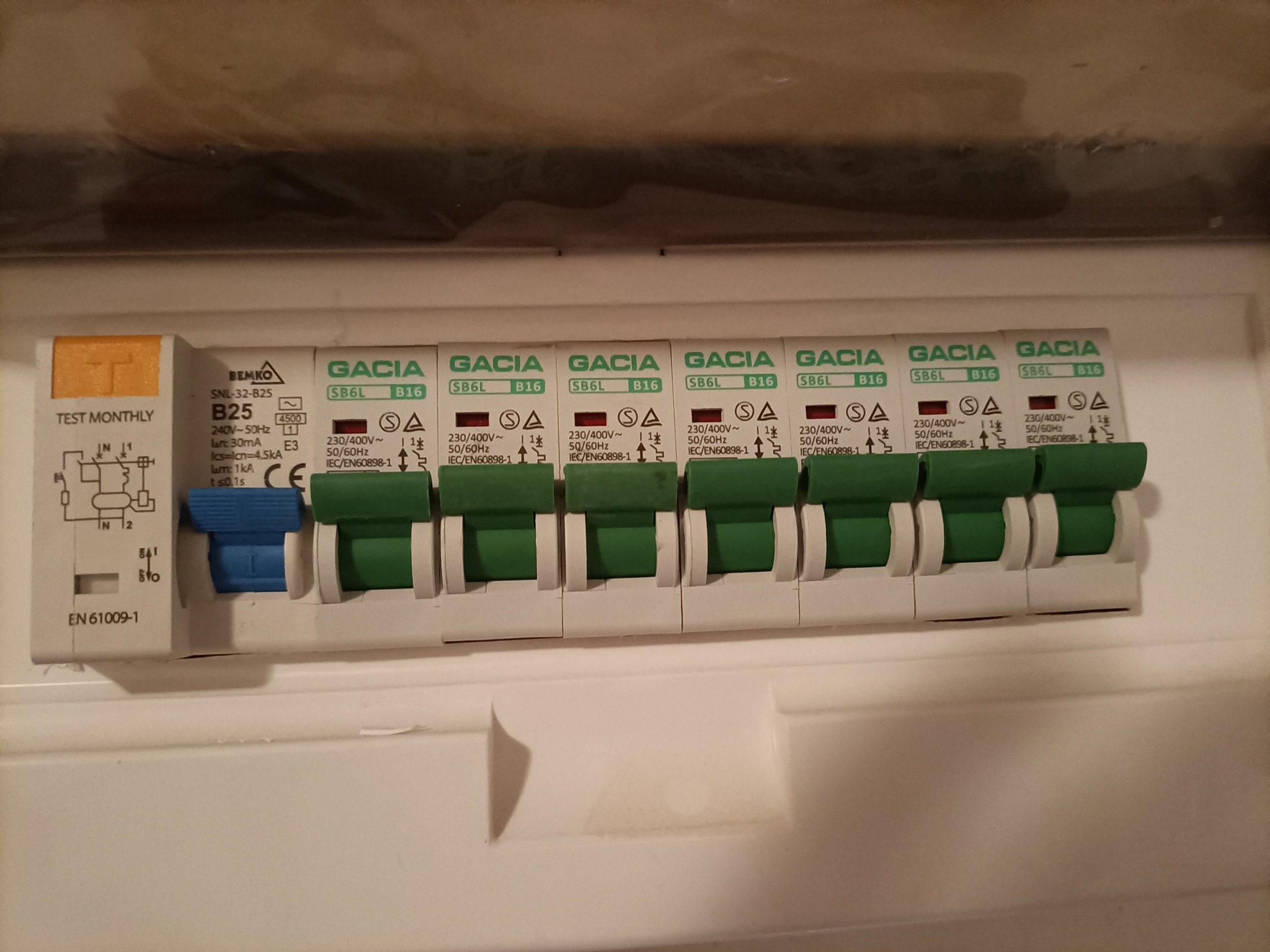 Rozdzielnica elektryczna GACIA z bezpiecznikami B16 i wyłącznikiem różnicowoprądowym BEMKO B25. Widok z bliska na zainstalowane zabezpieczenia w skrzynce.