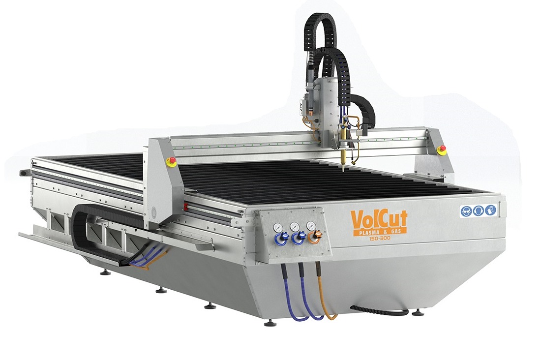 Profesjonalne urządzenie VolCut Plasma & Gas 150-300 do cięcia plazmowego, z widocznymi wskaźnikami ciśnienia i przewodami doprowadzającymi media, na białym tle.