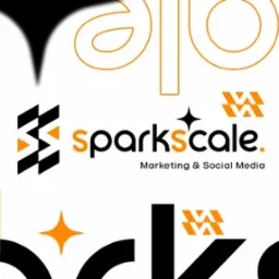 Graficzne logo 'sparkscale. Marketing & Social Media' na białym tle z pomarańczowymi i czarnymi elementami geometrycznymi oraz gwiazdami.
