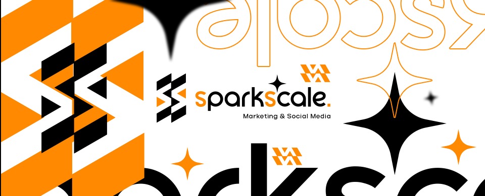 Graficzne logo 'sparkscale. Marketing & Social Media' na białym tle z pomarańczowymi i czarnymi elementami geometrycznymi oraz gwiazdami.