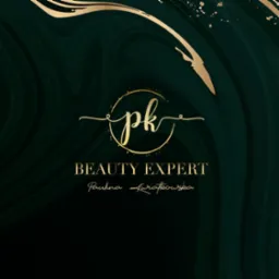 Logo firmy kosmetycznej 'Beauty Expert Paulina Kwiatkowska' z inicjałami 'pk' w złotym okręgu na tle ciemnozielonego marmuru z złotymi akcentami.