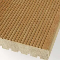 Przekrój deski tarasowej z egzotycznego drewna, widoczne ryflowanie i spodnia struktura z rowkami, w tle logo firmy Gdańskie Składy Drzewne.