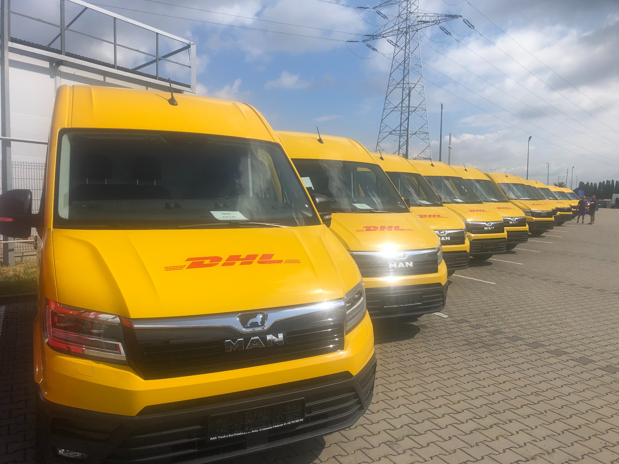 flota DHL auta oklejone na zolto plus logo