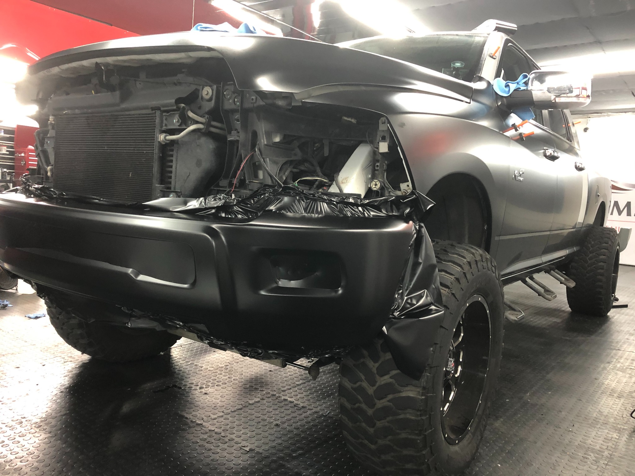 dodge Ram zmiana koloru z bialego na czarny matt