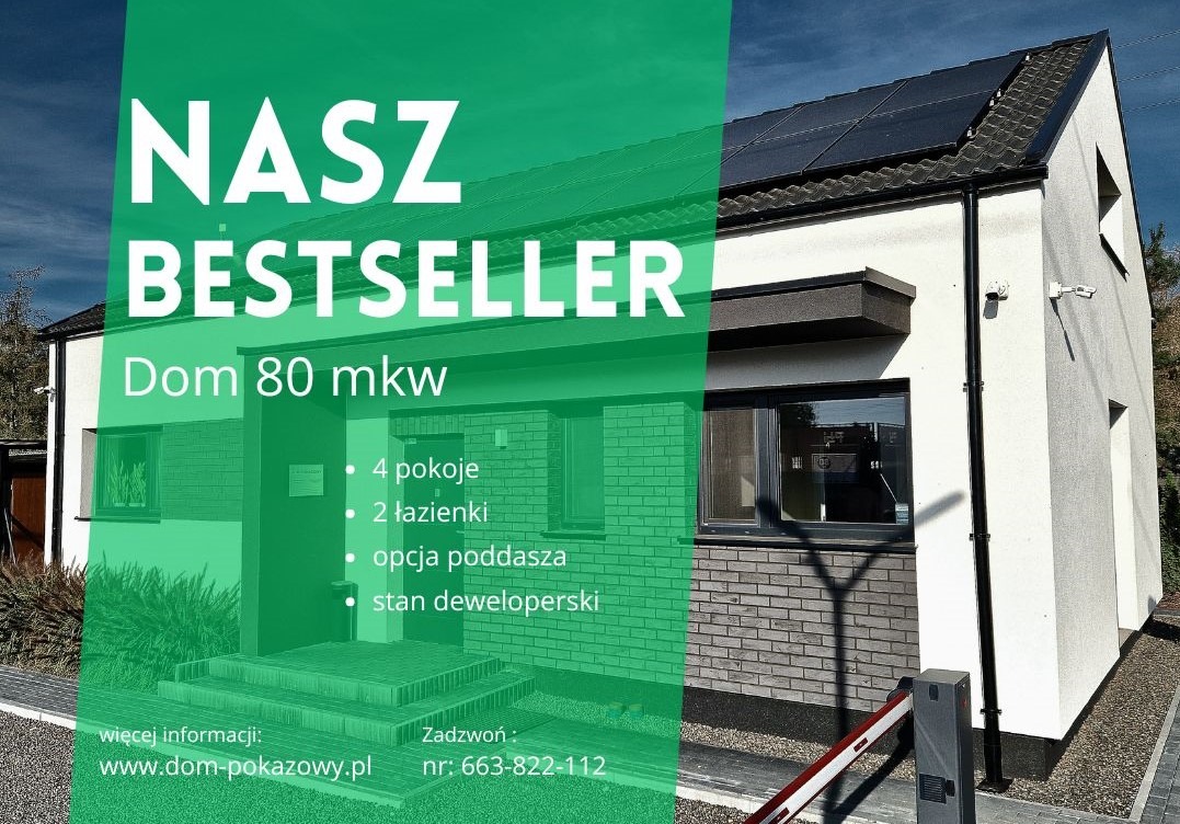 Nowoczesny dom jednorodzinny z panelami słonecznymi na dachu, widoczny fragment szlabanu wjazdowego i zielony baner reklamowy z informacjami o ofercie.