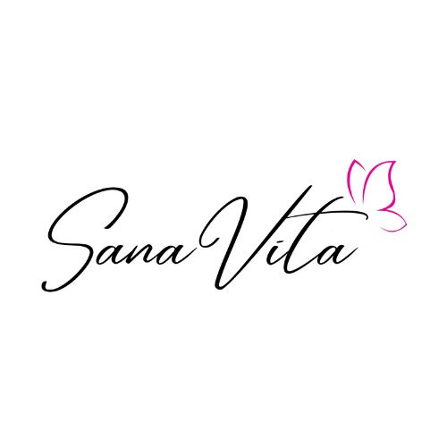 Eleganckie logo 'Sana Vita' z czarnym, kaligraficznym napisem i różowym motylem na białym tle.